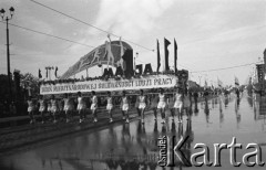 1.05.1959, Warszawa, Polska. 
Obchody święta 1 Maja, pochód przechodzący ulicą Marszałkowską, mężczyźni w strojach sportowych niosą transparent z napisem: 