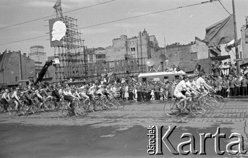 1.05.1959, Warszawa, Polska. 
Obchody święta 1 Maja, pochód przechodzący ulicą Marszałkowską, cykliści na rowerach, nad nimi portret Włodzimierza Lenina, w tle tłum obserwatorów, hasło propagandowe: 