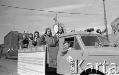 1.05.1959, Warszawa, Polska. 
Obchody święta 1 Maja, pochód przechodzący ulicą Marszałkowską, na pierwszym planie zawodnicy w samochodzie z napisem: 