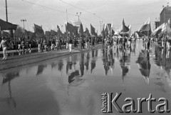 1.05.1959, Warszawa, Polska. 
Obchody święta 1 Maja, pochód przechodzący ulicą Marszałkowską, sportowcy niosą flagi Polski i ZSRR. 
Fot. Romuald Broniarek, zbiory Ośrodka KARTA