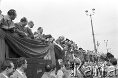 1.05.1959, Warszawa, Polska. 
Obchody święta 1 Maja, pochód przechodzący ulicą Marszałkowską, I sekretarz KC Władysław Gomułka z trybuny honorowej odbiera kwiaty od dziewczynki, na trybunie siódmy od lewej stoi przewodniczący Rady Państwa Aleksander Zawadzki, po prawej dziennikarz z kamerą. 
Fot. Romuald Broniarek, zbiory Ośrodka KARTA