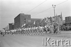 1.05.1959, Warszawa, Polska. 
Obchody święta 1 Maja, harcerze podczas pochodu ulicą Marszałkowską, w tle na budynku wiszą portrety Karola Marksa i Fryderyka Engelsa, powiewają flagi Polski i ZSRR, po prawej siedziba ekipy Telewizji Polskiej i obserwatorzy.
Fot. Romuald Broniarek, zbiory Ośrodka KARTA