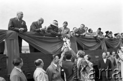 1.05.1959, Warszawa, Polska. 
Obchody święta 1 Maja, harcerz wręcza lalkę prezydentowi Indonezji Ahmedowi Sukarno. Na trybunie pierwszy od lewej stoi premier Józef Cyrankiewicz, drugi I sekretarz KC PZPR Władysław Gomułka, czwart przewodniczący Rady Państwa Aleksander Zawadzki. Przed trybuną stoją dziennikarze. 
Fot. Romuald Broniarek, zbiory Ośrodka KARTA