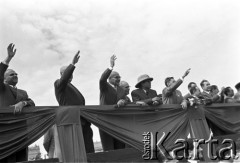 1.05.1959, Warszawa, Polska. 
Obchody święta 1 Maja, ulica Marszałkowska, pozdrowienia z trybuny honorowej w stronę pochodu, na trybunie drugi od lewej stoi premier Józef Cyrankiewicz, kolejno następni to: I sekretarz KC PZPR Władysław Gomułka, prezydent Indonezji Ahmed Sukarno, przewodniczący Rady Państwa Aleksander Zawadzki.
Fot. Romuald Broniarek, zbiory Ośrodka KARTA