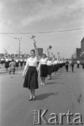 1.05.1959, Warszawa, Polska. 
Obchody święta 1 Maja, kobiety idące w pochodzie ulicą Marszałkowską i prezentujące wytwory rzemiosła artystycznego.
Fot. Romuald Broniarek, zbiory Ośrodka KARTA