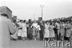 1.05.1959, Warszawa, Polska. 
Obchody święta 1 Maja, ulica Marszałkowska, obcokrajowcy idący w pochodzie. 
Fot. Romuald Broniarek, zbiory Ośrodka KARTA
