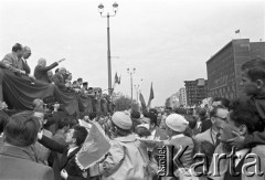 1.05.1959, Warszawa, Polska. 
Obchody święta 1 Maja, tłum zwrócony w kierunku trybuny honorowej, na niej trzeci od lewej stoi premier Józef Cyrankiewicz, piąty I sekretarz KC PZPR Władysław Gomułka, za nim kolejno prezydent Indonezji Ahmed Sukarno i przewodniczący Rady Państwa Aleksander Zawadzki, po prawej budynki przy ulicy Marszałkowskiej.
Fot. Romuald Broniarek, zbiory Ośrodka KARTA