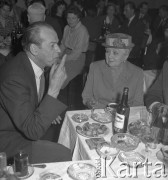Kwiecień 1959, Warszawa, Polska. 
Występ aktora radzieckiego Mikołaja Czerkasowa, aktorka Mieczysława Ćwiklińska przy stole podczas rozmowy.
Fot. Romuald Broniarek, zbiory Ośrodka KARTA