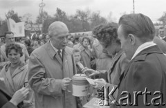 3-17.05.1959, Warszawa, Polska. 
XII Kiermasz Książki. Mężczyzna zbierający pieniądze na budowę szkół tysiąclecia.
Fot. Romuald Broniarek, zbiory Ośrodka KARTA