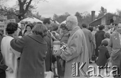 3-17.05.1959, Warszawa, Polska. 
XII kiermasz książki, mężczyzna zbierający pieniądze na budowę szkół tysiąclecia.
Fot. Romuald Broniarek, zbiory Ośrodka KARTA