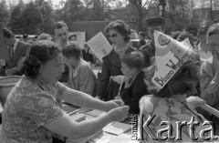 3-17.05.1959, Warszawa, Polska. 
XII kiermasz książki, czytelnicy przy stoisku z książkami, osoba w głębi trzyma 