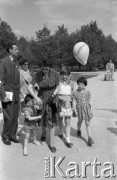 3-17.05.1959, Warszawa, Polska. 
XII kiermasz książki. Rodzice i dzieci  z zakupionymi książkami, w tle drzewa i kobieta wioząca dziecko w wózku.
Fot. Romuald Broniarek, zbiory Ośrodka KARTA