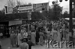 3-17.05.1959, Warszawa, Polska. 
XII kiermasz książki, tłumy czytelników, po lewej stoiska z książkami, reklama Państowego Instytutu Wydawniczego, po prawej na przystanku autobusowym stoi autobus.
Fot. Romuald Broniarek, zbiory Ośrodka KARTA