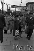 3-17.05.1959, Warszawa, Polska. 
XII kiermasz książki.Tłumy czytelników, na pierwszym planie kobieta i dziewczynka z torbami reklamowymi wydawnictwa 