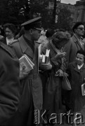 3-17.05.1959, Warszawa, Polska. 
XII kiermasz książki. Na pierwszym planie żołnierz trzymający w rękach książki, w tym pierwszy tom  książki Maksyma Gorkiego 