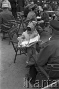 3-17.05.1959, Warszawa, Polska.
XII kiermasz książki, czytelnicy siedzący na krzesłach, dziewczynka oglądająca książkę z obrazkami.
Fot. Romuald Broniarek, zbiory Ośrodka KARTA