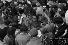 3-17.05.1959, Warszawa, Polska.
XII kiermasz książki, tłumy czytelników. 
Fot. Romuald Broniarek, zbiory Ośrodka KARTA