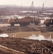 Marzec 1975, Dąbrowa Górnicza, woj. Katowice, Polska.
Budowa Huty Katowice, ciężarówki wywożące ziemię z placu budowy.
Fot. Romuald Broniarek/KARTA