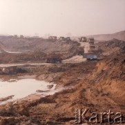 Marzec 1975, Dąbrowa Górnicza, woj. Katowice, Polska.
Budowa Huty Katowice, ciężarówki wywożące ziemię z placu budowy.
Fot. Romuald Broniarek/KARTA