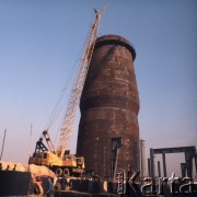 Marzec 1975, Dąbrowa Górnicza, woj. Katowice, Polska.
Budowa Huty Katowice, budowa jednego z pieców.
Fot. Romuald Broniarek/KARTA