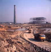 Marzec 1975, Dąbrowa Górnicza, woj. Katowice, Polska.
Budowa Huty Katowice, ciężarówki wywożące ziemię z placu budowy.
Fot. Romuald Broniarek/KARTA