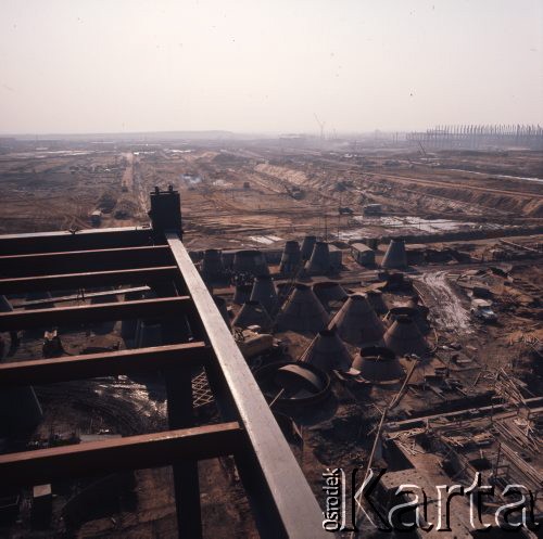 Marzec 1975, Dąbrowa Górnicza, woj. Katowice, Polska.
Budowa Huty Katowice, panorama placu budowy. 
Fot. Romuald Broniarek/KARTA
