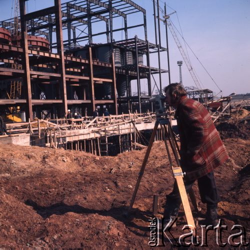 Marzec 1975, Dąbrowa Górnicza, woj. Katowice, Polska.
Budowa Huty Katowice, geodeta przy teodolicie na placu budowy.
Fot. Romuald Broniarek/KARTA
