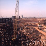 Marzec 1975, Dąbrowa Górnicza, woj. Katowice, Polska.
Budowa Huty Katowice, panorama placu budowy, na pierwszym planie pracujący dźwig.
Fot. Romuald Broniarek/KARTA
