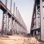 Marzec 1975, Dąbrowa Górnicza, woj. Katowice, Polska.
Budowa Huty Katowice, fragment stalowej konstrukcji przyszłej hali produkcyjnej.
Fot. Romuald Broniarek/KARTA
