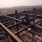 Marzec 1975, Dąbrowa Górnicza, woj. Katowice, Polska.
Budowa Huty Katowice, prace wysokościowe, montaż stalowej konstrukcji hali produkcyjnej.
Fot. Romuald Broniarek/KARTA
