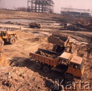 Marzec 1975, Dąbrowa Górnicza, woj. Katowice, Polska.
Budowa Huty Katowice, wywożenie ciężarówkami ziemi z placu budowy.
Fot. Romuald Broniarek/KARTA
