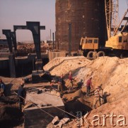 Marzec 1975, Dąbrowa Górnicza, woj. Katowice, Polska.
Budowa Huty Katowice, robotnicy pracujący w wykopie.
Fot. Romuald Broniarek/KARTA
