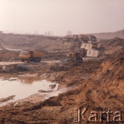 Marzec 1975, Dąbrowa Górnicza, woj. Katowice, Polska.
Budowa Huty Katowice, ciężarówki wywożące ziemię z placu budowy.
Fot. Romuald Broniarek/KARTA
