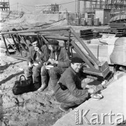 Marzec 1975, Dąbrowa Górnicza, woj. Katowice, Polska.
Budowa Huty Katowice, robotnicy jedzący obiad na placu budowy.
Fot. Romuald Broniarek/KARTA
