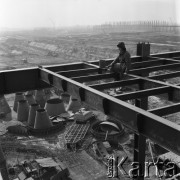 Marzec 1975, Dąbrowa Górnicza, woj. Katowice, Polska.
Budowa Huty Katowice, prace wysokościowe, montaż stalowej konstrukcji hali produkcyjnej.
Fot. Romuald Broniarek/KARTA
