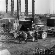 Marzec 1975, Dąbrowa Górnicza, woj. Katowice, Polska.
Budowa Huty Katowice, grupa robotników na placu budowy obok traktora.
Fot. Romuald Broniarek/KARTA
