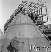 Marzec 1975, Dąbrowa Górnicza, woj. Katowice, Polska.
Budowa Huty Katowice, robotnicy przy pracy.
Fot. Romuald Broniarek/KARTA
