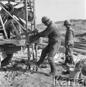 Marzec 1975, Dąbrowa Górnicza, woj. Katowice, Polska.
Budowa Huty Katowice, robotnicy w odzieży ochronnej i kaskach przy pracy.
Fot. Romuald Broniarek/KARTA
