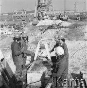 Marzec 1975, Dąbrowa Górnicza, woj. Katowice, Polska.
Budowa Huty Katowice, robotnicy w odzieży ochronnej i kaskach podczas pracy.
Fot. Romuald Broniarek/KARTA
