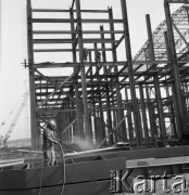 Marzec 1975, Dąbrowa Górnicza, woj. Katowice, Polska.
Budowa Huty Katowice, robotnik podczas piaskowania stalowych elementów konstrukcyjnych.
Fot. Romuald Broniarek/KARTA
