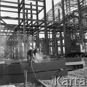 Marzec 1975, Dąbrowa Górnicza, woj. Katowice, Polska.
Budowa Huty Katowice, robotnik podczas piaskowania stalowych elementów konstrukcyjnych.
Fot. Romuald Broniarek/KARTA
