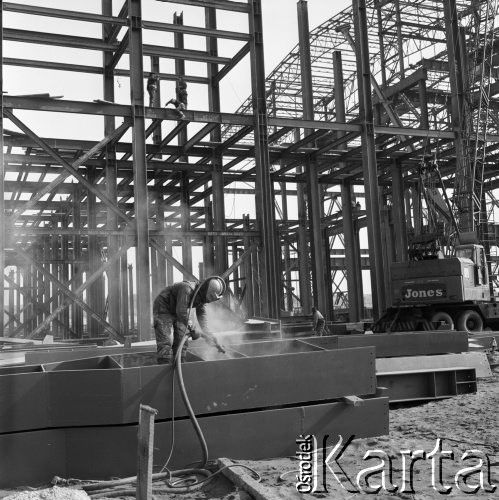 Marzec 1975, Dąbrowa Górnicza, woj. Katowice, Polska.
Budowa Huty Katowice, robotnik podczas piaskowania stalowych elementów konstrukcyjnych.
Fot. Romuald Broniarek/KARTA
