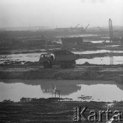 Marzec 1975, Dąbrowa Górnicza, woj. Katowice, Polska.
Budowa Huty Katowice, ciężarówka wywożąca ziemię z placu budowy, w tle dźwigi.
Fot. Romuald Broniarek/KARTA
