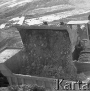 Marzec 1975, Dąbrowa Górnicza, woj. Katowice, Polska.
Budowa Huty Katowice, koparka ładująca ziemię na ciężarówkę.
Fot. Romuald Broniarek/KARTA
