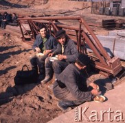 Marzec 1975, Dąbrowa Górnicza, woj. Katowice, Polska.
Budowa Huty Katowice, robotnicy jedzący obiad na placu budowy.
Fot. Romuald Broniarek/KARTA
