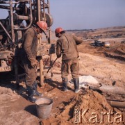 Marzec 1975, Dąbrowa Górnicza, woj. Katowice, Polska.
Budowa Huty Katowice, robotnicy w kaskach i odzieży ochronnej.
Fot. Romuald Broniarek/KARTA
