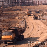 Marzec 1975, Dąbrowa Górnicza, woj. Katowice, Polska.
Budowa Huty Katowice, wywożenie ciężarówkami ziemi z placu budowy.
Fot. Romuald Broniarek/KARTA
