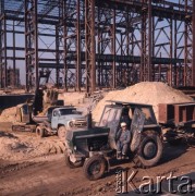 Marzec 1975, Dąbrowa Górnicza, woj. Katowice, Polska.
Budowa Huty Katowice, transport elementów konstrukcyjnych, na pierwszym planie jadący ciągnik.
Fot. Romuald Broniarek/KARTA
