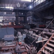 Marzec 1975, Dąbrowa Górnicza, woj. Katowice, Polska.
Budowa Huty Katowice, spawacz przcujący w hali produkcyjnej.
Fot. Romuald Broniarek/KARTA
