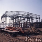 Marzec 1975, Dąbrowa Górnicza, woj. Katowice, Polska.
Budowa Huty Katowice, wznoszenie stalowej konstrukcji.
Fot. Romuald Broniarek/KARTA
